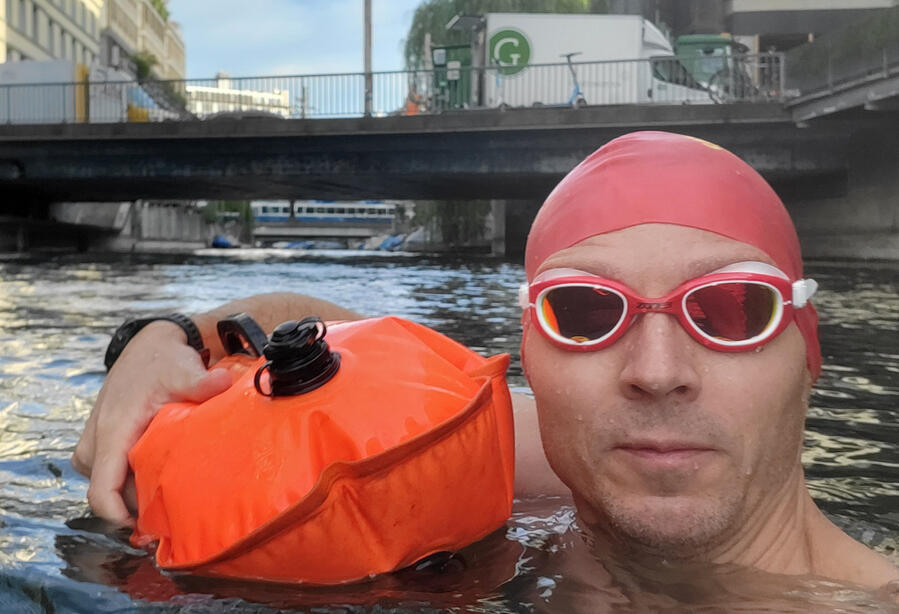 Mischa Gurov swimming to work through Zurich’s Schanzengraben Mischa Gurov swimming to work through Zurich’s Schanzengraben in central Zurich with an orange tow float
